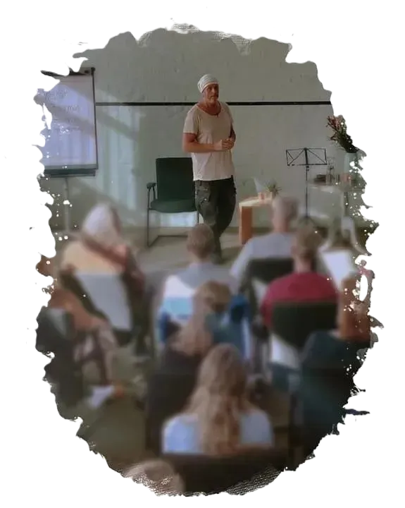Brahman Menor geeft instructies over pranic living, voor de groep mensen die zich aangemeld hebben voor een pranic evenement